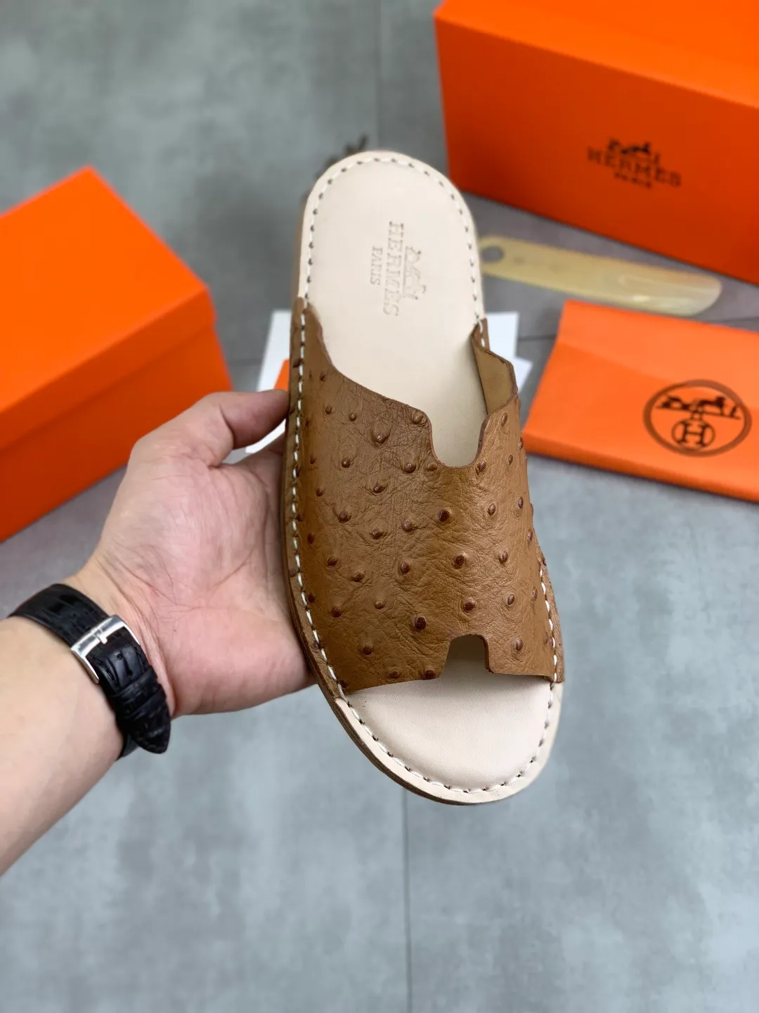 Men's men's shoes 💰P360 new model (genuine leather outsole series) new colors are coming simultaneously on the official website [HERMES] Hermès series: original development, original anatomy display, exclusive outsole [Material] Sole: original genuine leather sole with cow essence film 🌸. Fabric Original calfskin Lining: Imported cowhide, delicate and soft Code number: 38-44